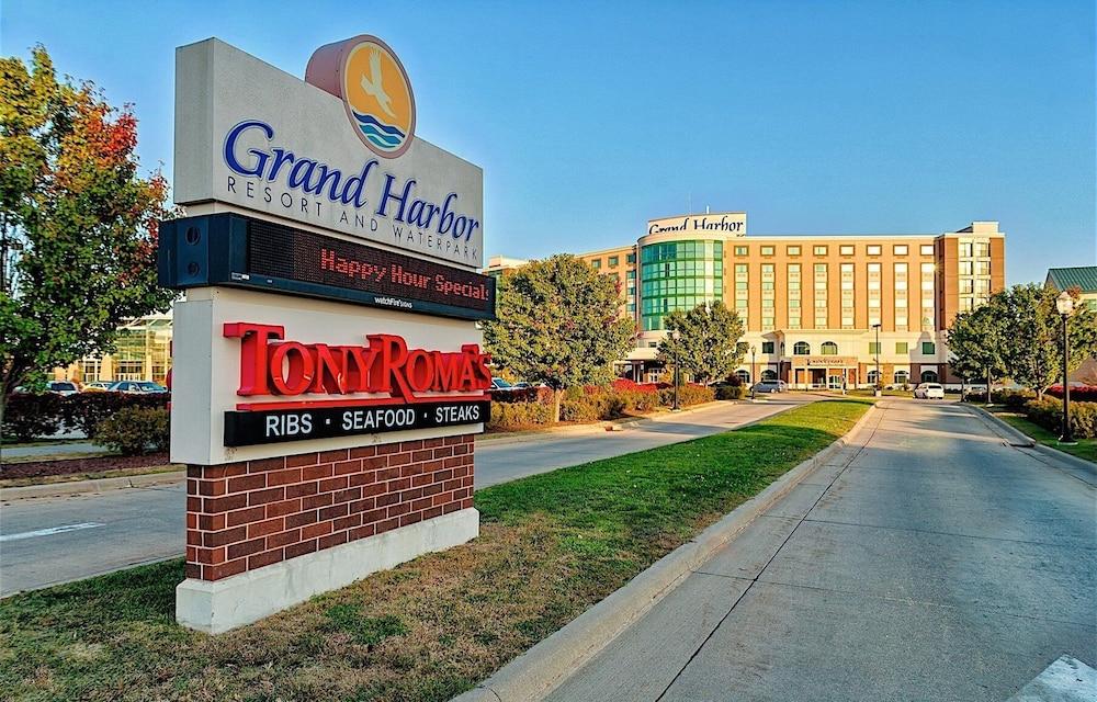 Grand Harbor Resort and Waterpark — hotel in Dubuque