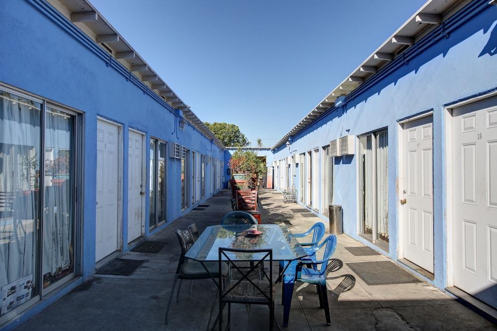 Pavilions Motel photo 36