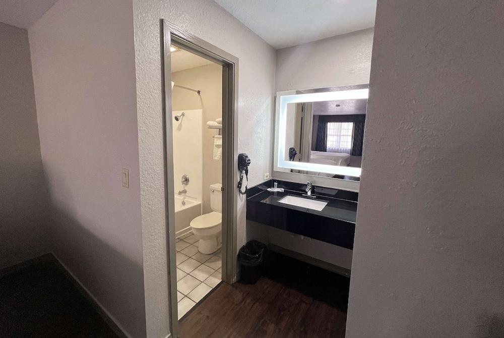Days Inn by Wyndham Canton photo 20