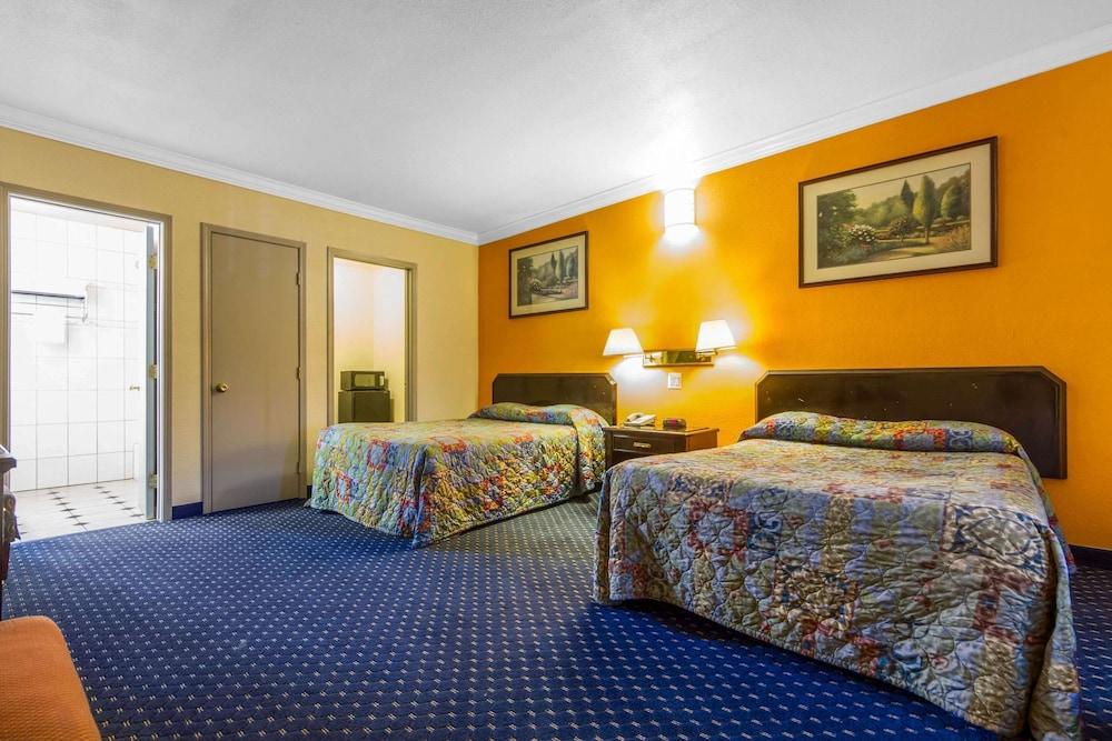 Econo Lodge photo 10