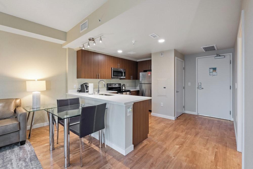 Global Luxury Suites at Woodbury photo 11