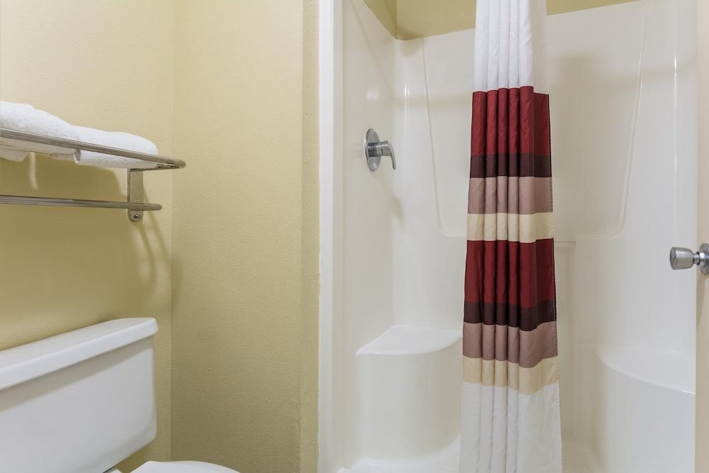 Red Roof Inn Conroe North - Willis photo 16