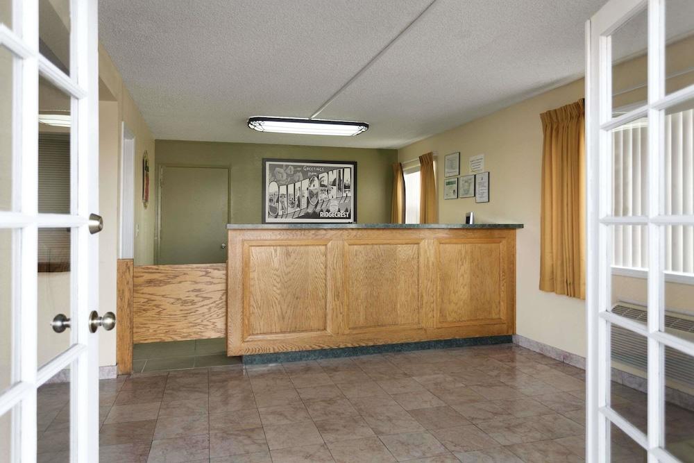 Super 8 by Wyndham Ridgecrest photo 11