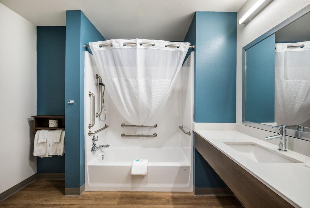 WoodSpring Suites Chicago Addison photo 17