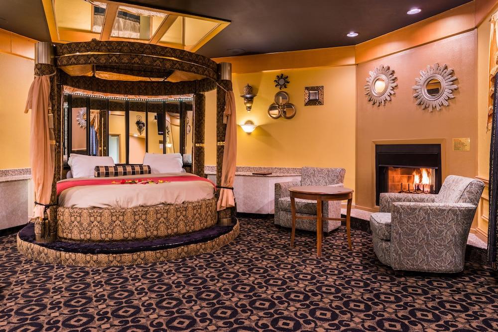 Inn of the Dove Romantic Suites with Jetted Tub & Fireplace photo 14