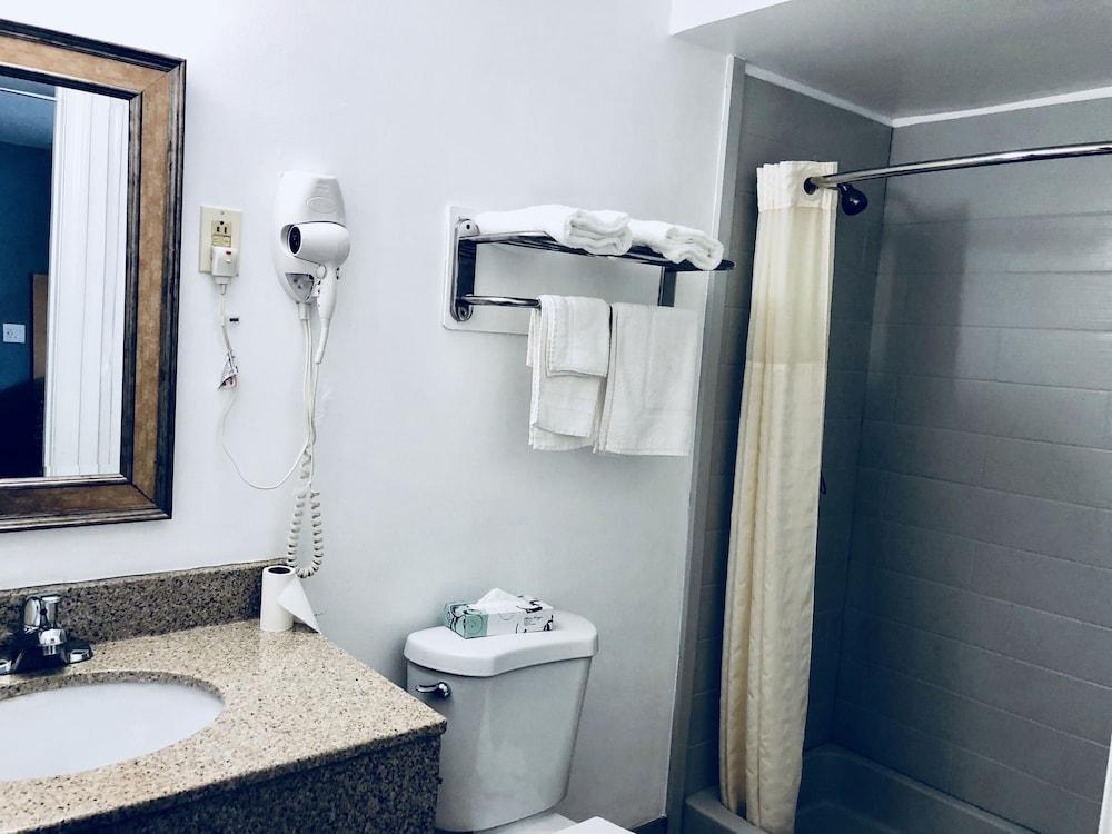 Chisholms Motor Inn photo 17