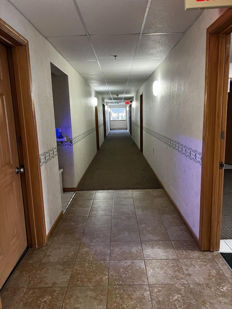 Budget Host Inn & Suites photo 4