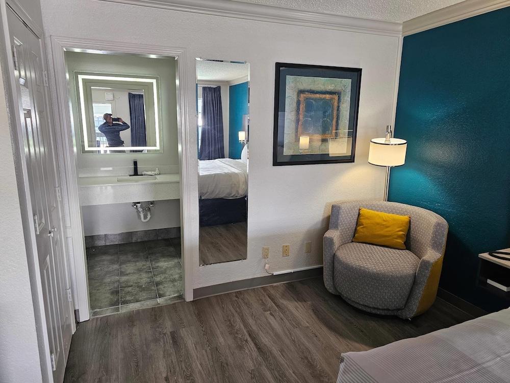 Quality Inn & Suites photo 24