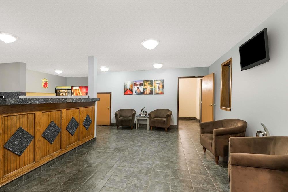 Super 8 by Wyndham Topeka/Wanamaker RD/I-70 photo 26