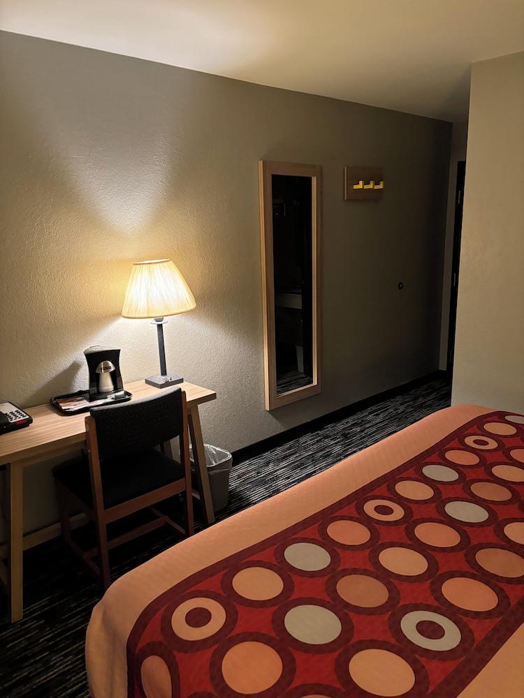 Super 8 Springfield North I-44 photo 4