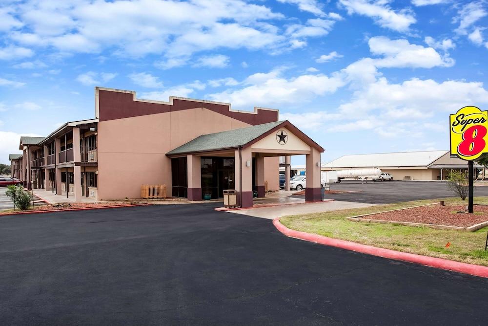 Super 8 by Wyndham Giddings photo 31