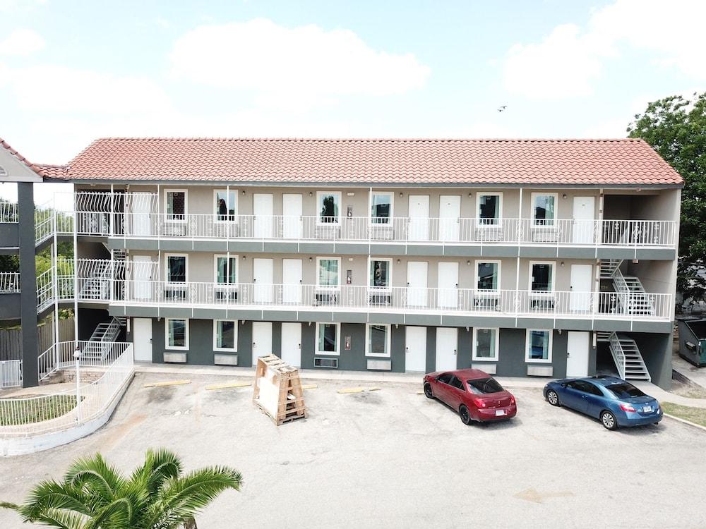 Village Motor Inn photo 6