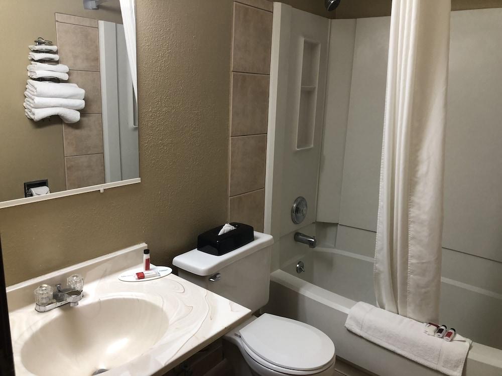 Super 8 by Wyndham Crystal Lake photo 14