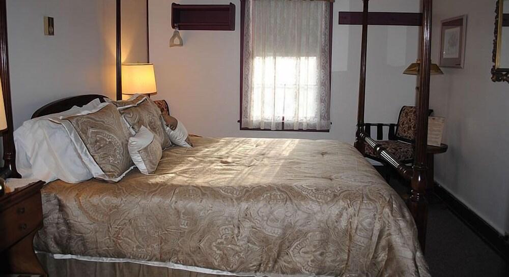 Crestmont Inn photo 2