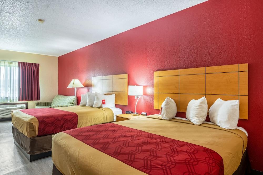 Econo Lodge Topeka at Wanamaker photo 4
