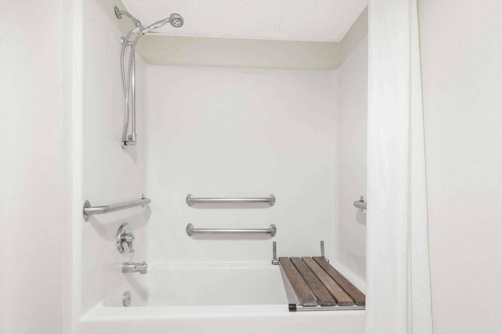 Super 8 by Wyndham Smithville/Kansas City photo 17
