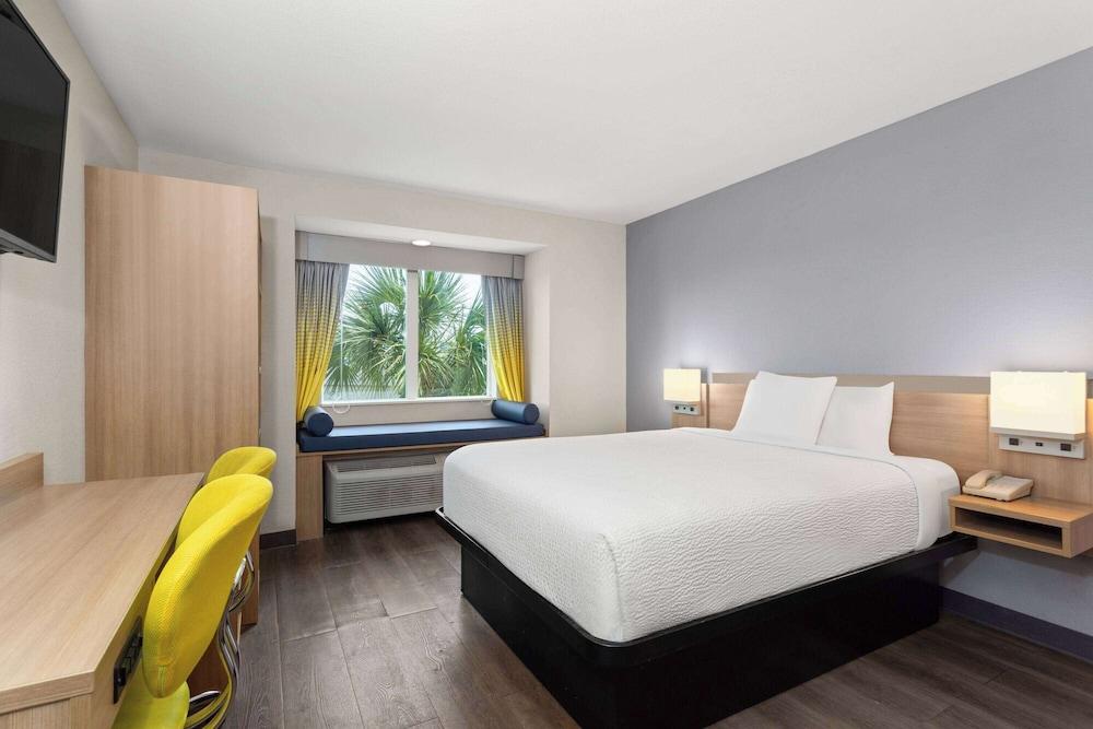Microtel Inn & Suites by Wyndham Panama City photo 12