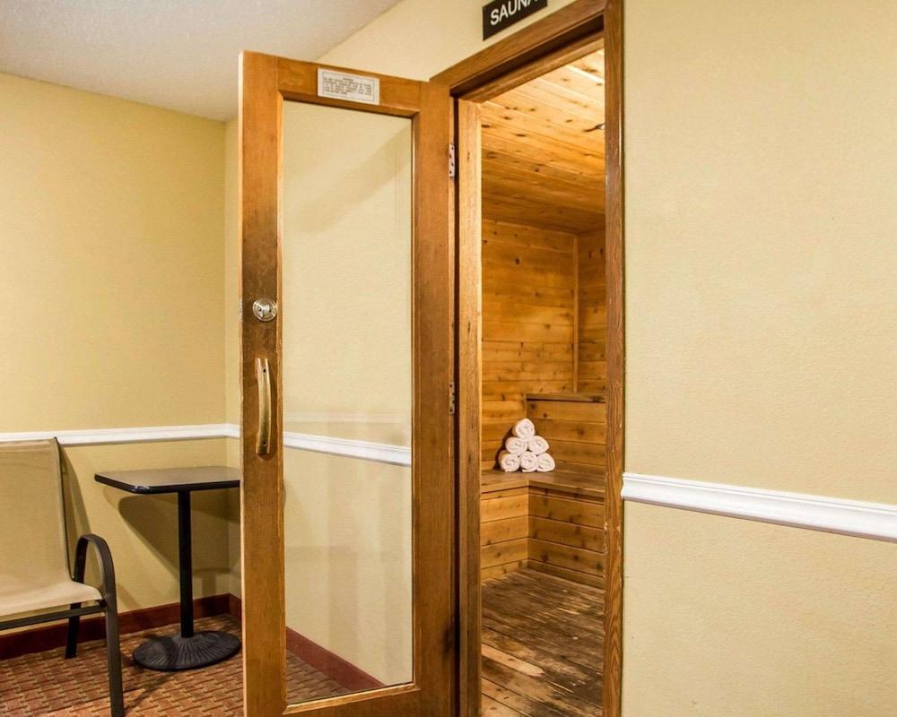 Quality Inn & Suites Davenport near I-80 photo 21