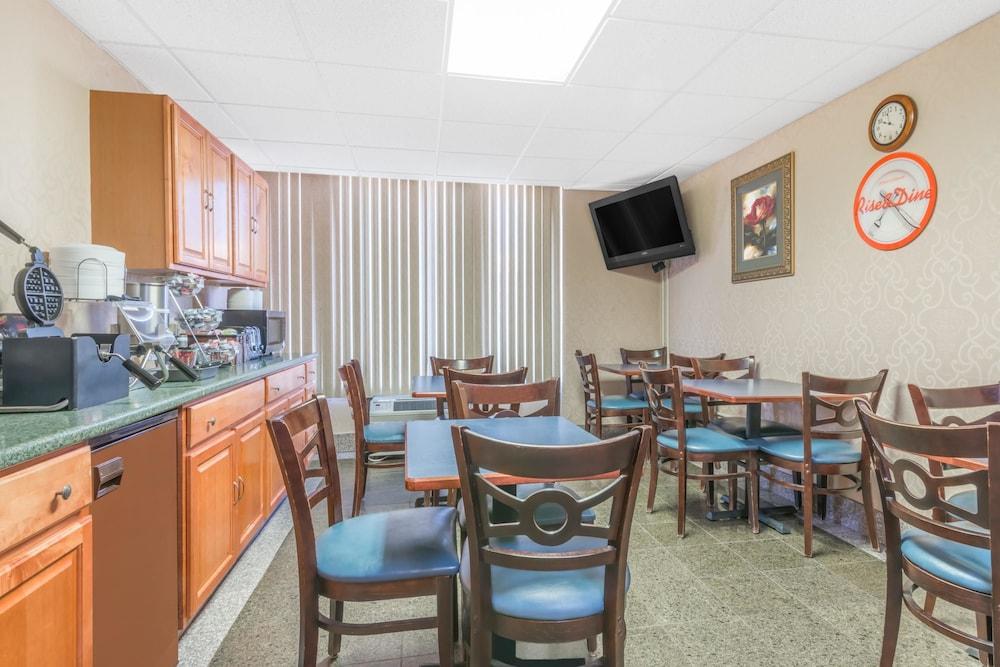 Howard Johnson by Wyndham Gillette photo 12