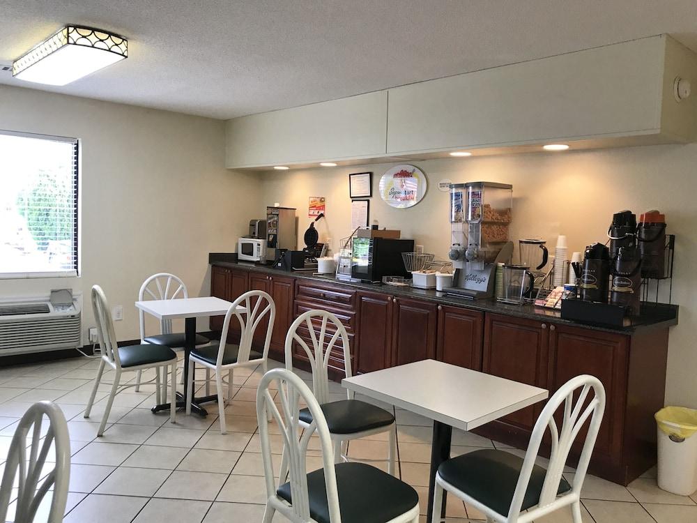 Super 8 by Wyndham Ashburn photo 19