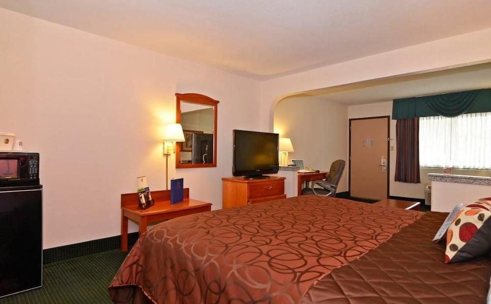Econo Lodge Inn & Suites Memphis East photo 24