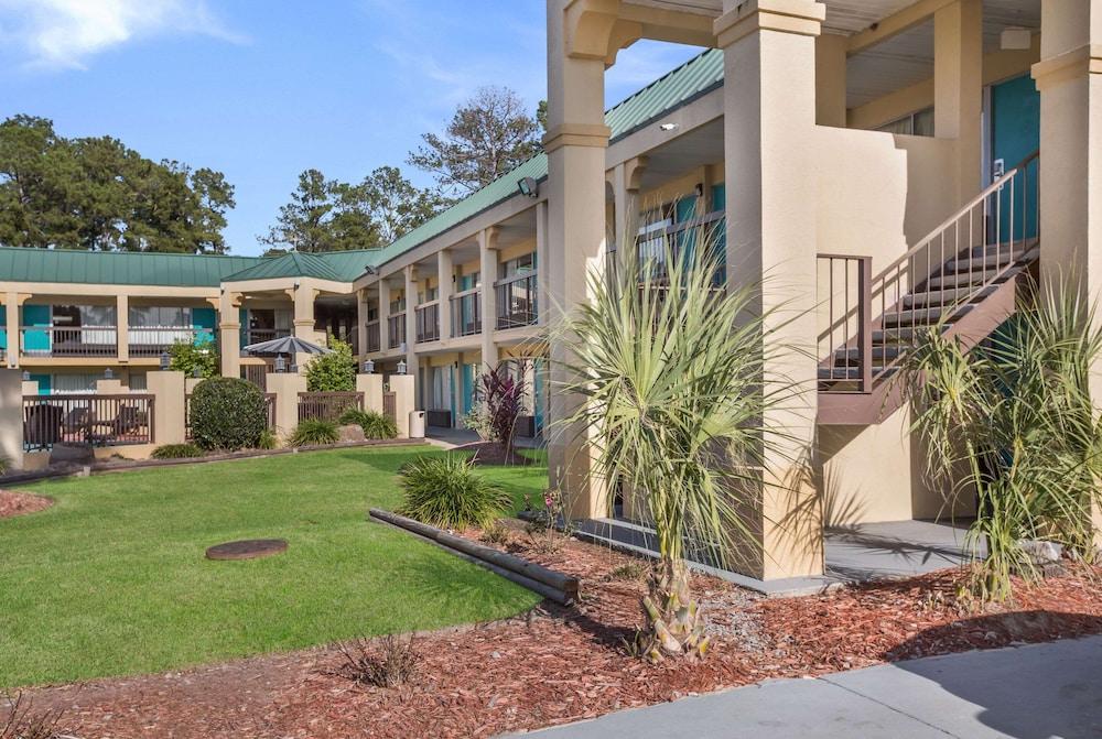 Econo Lodge Inn & Suites Hardeeville I-95 photo 71
