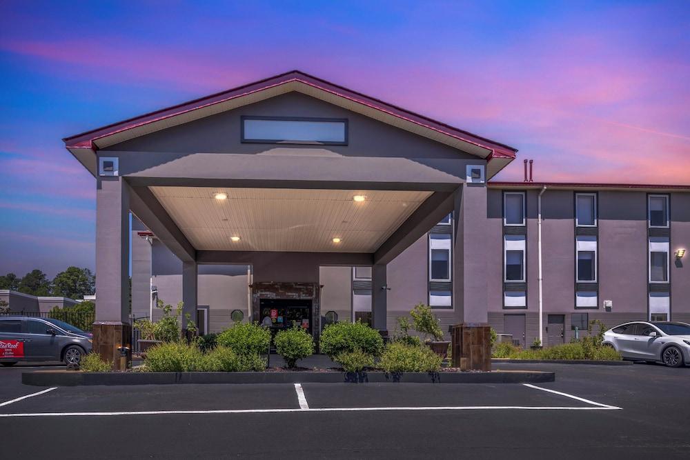 Red Roof Inn & Suites Clinton, MS — hotel in Clinton