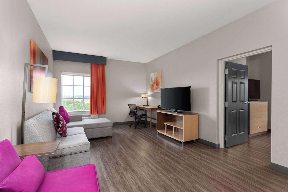 La Quinta Inn & Suites by Wyndham Ft. Pierce photo 16