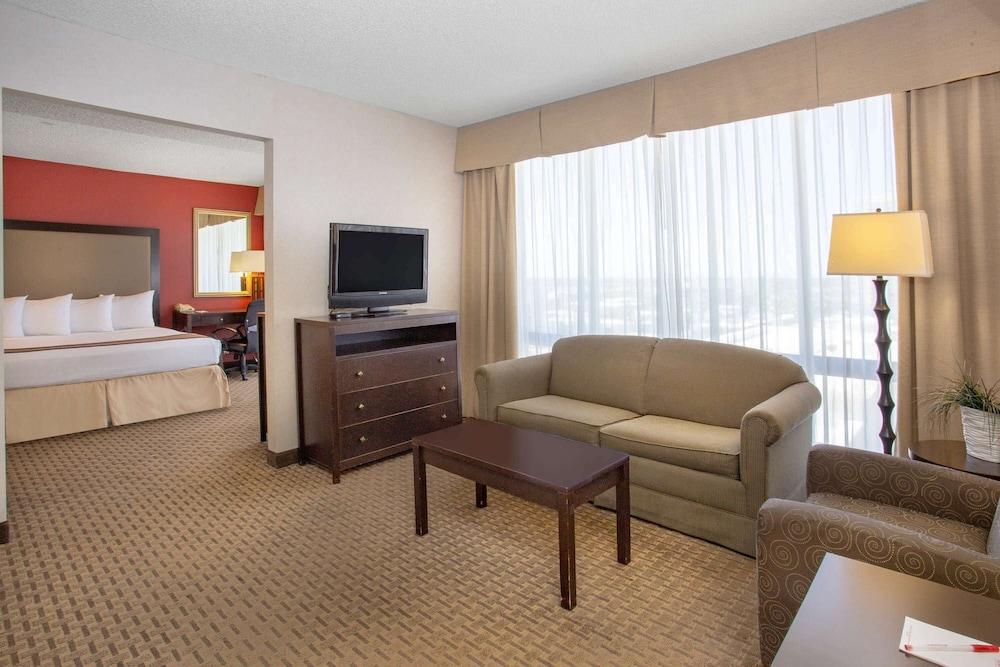 Holiday Inn Express & Suites Phoenix Midtown by IHG photo 53