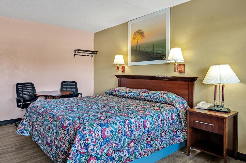 Travelers Inn photo 23
