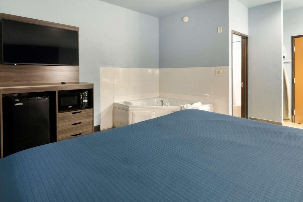 Rodeway Inn Carrollton I-35E photo 3