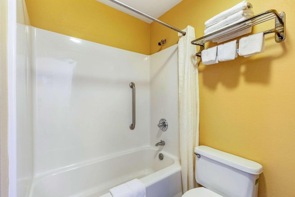 Econo Lodge Northport - Tuscaloosa photo 14