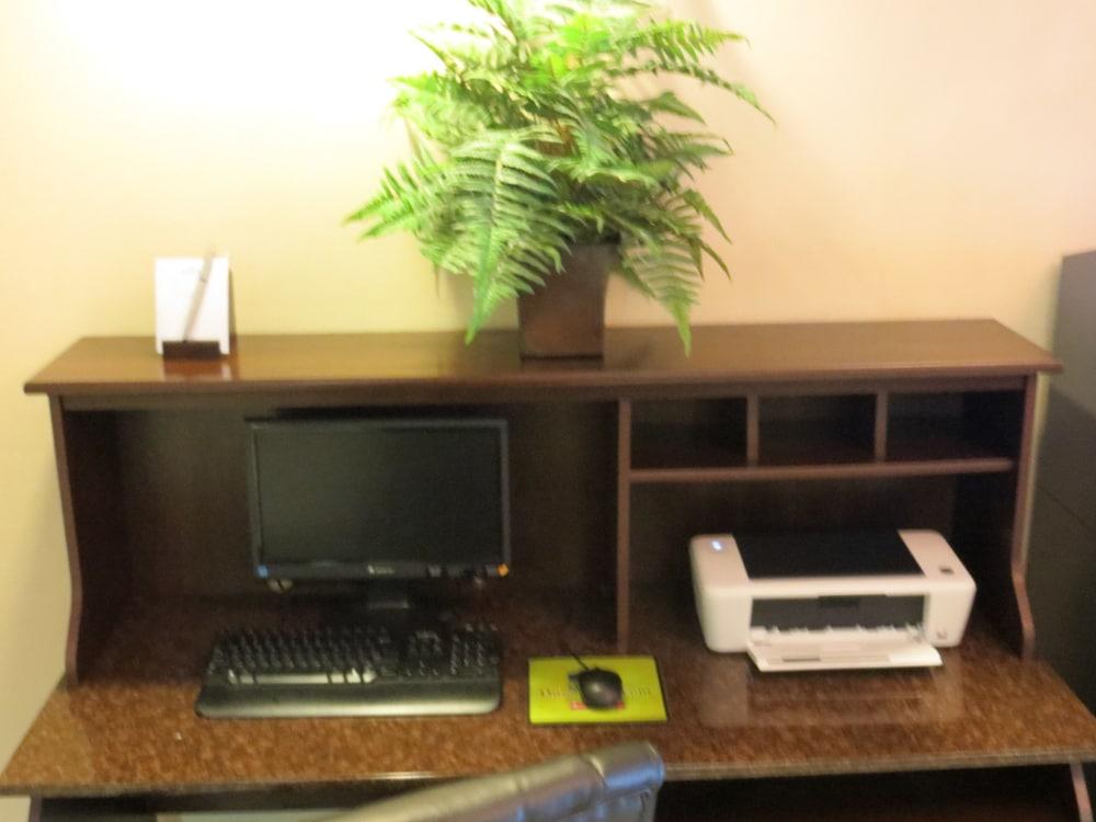 Red Roof Inn & Suites Hinesville photo 62