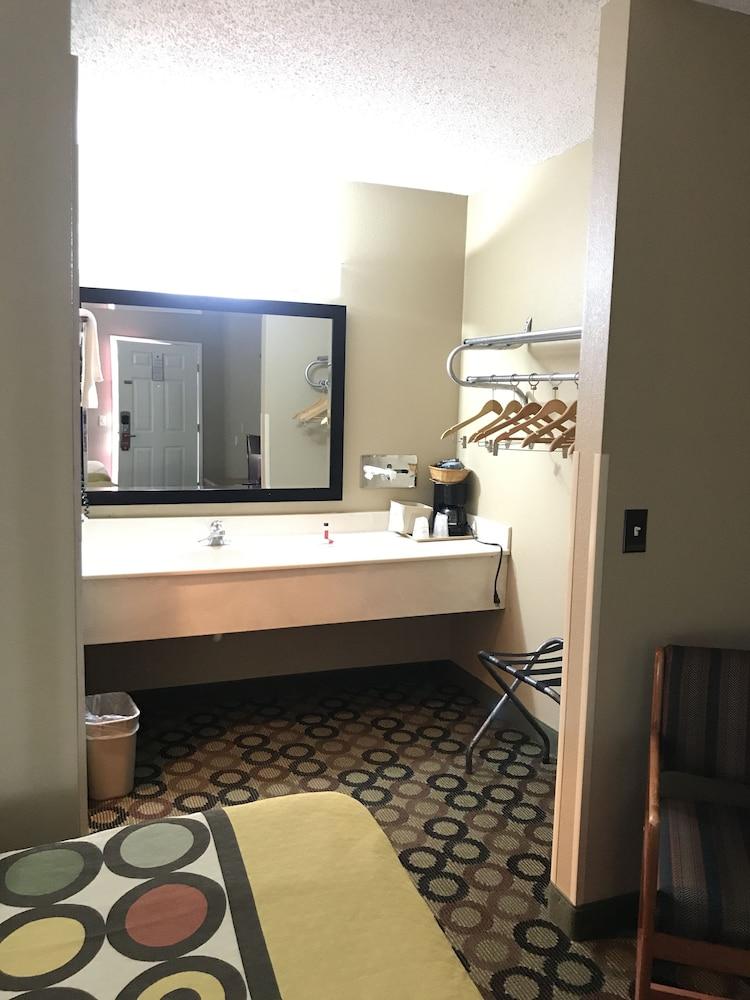 Super 8 by Wyndham Ashburn photo 18