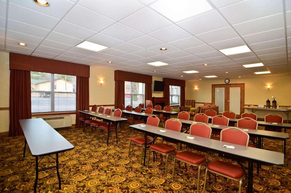 Country Inn & Suites by Radisson, Stevens Point, WI photo 28