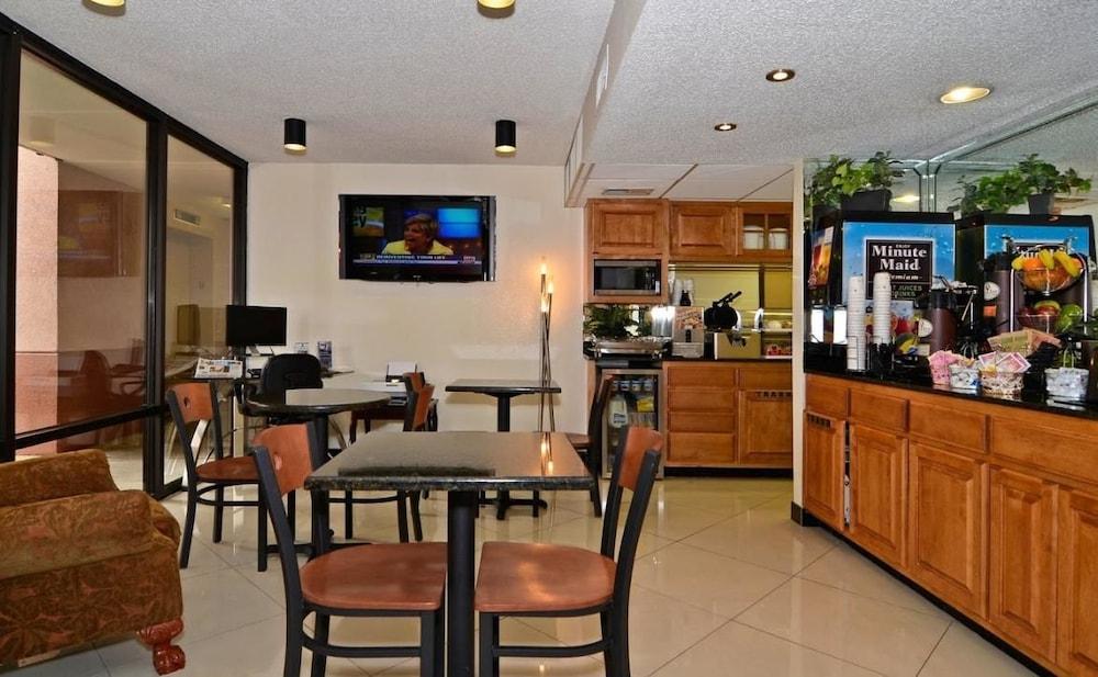 Econo Lodge Inn & Suites Memphis East photo 10