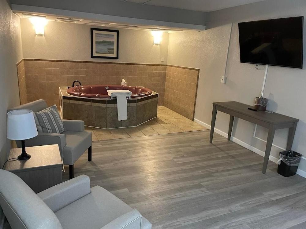Whaler Inn and Suites photo 36