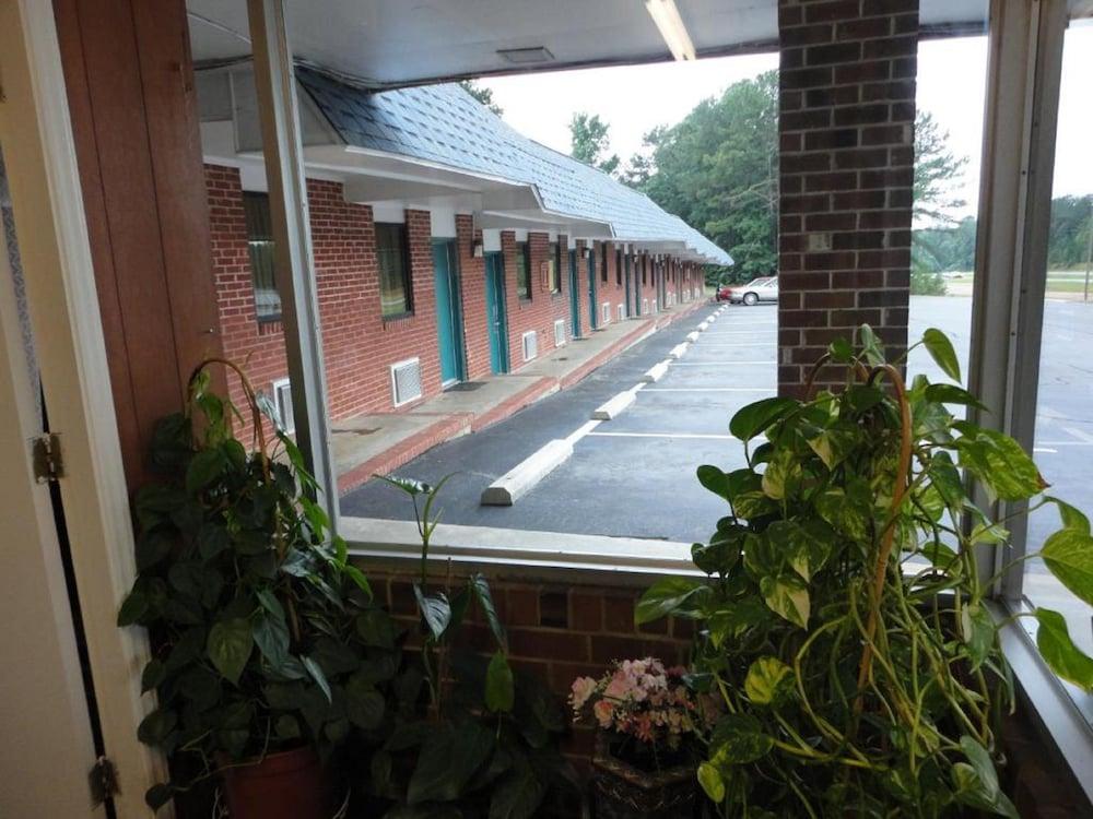 Budget Inn Franklinton photo 5