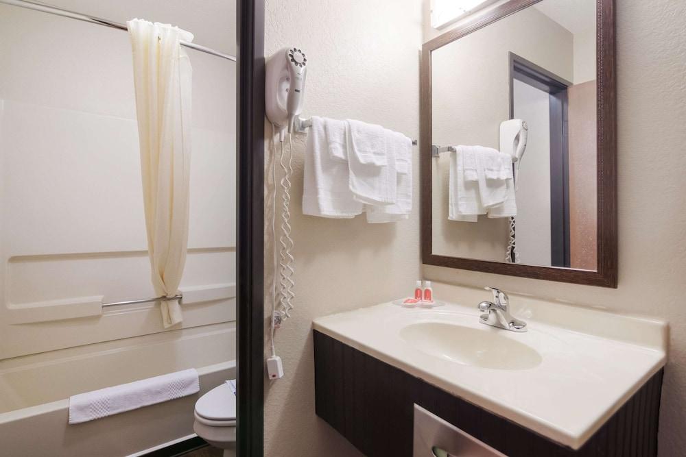 Econo Lodge Grand Forks near University photo 24