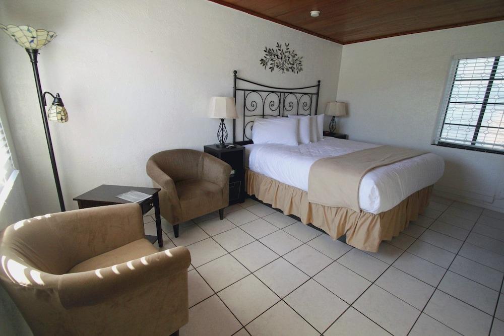 Island Breeze Inn photo 8