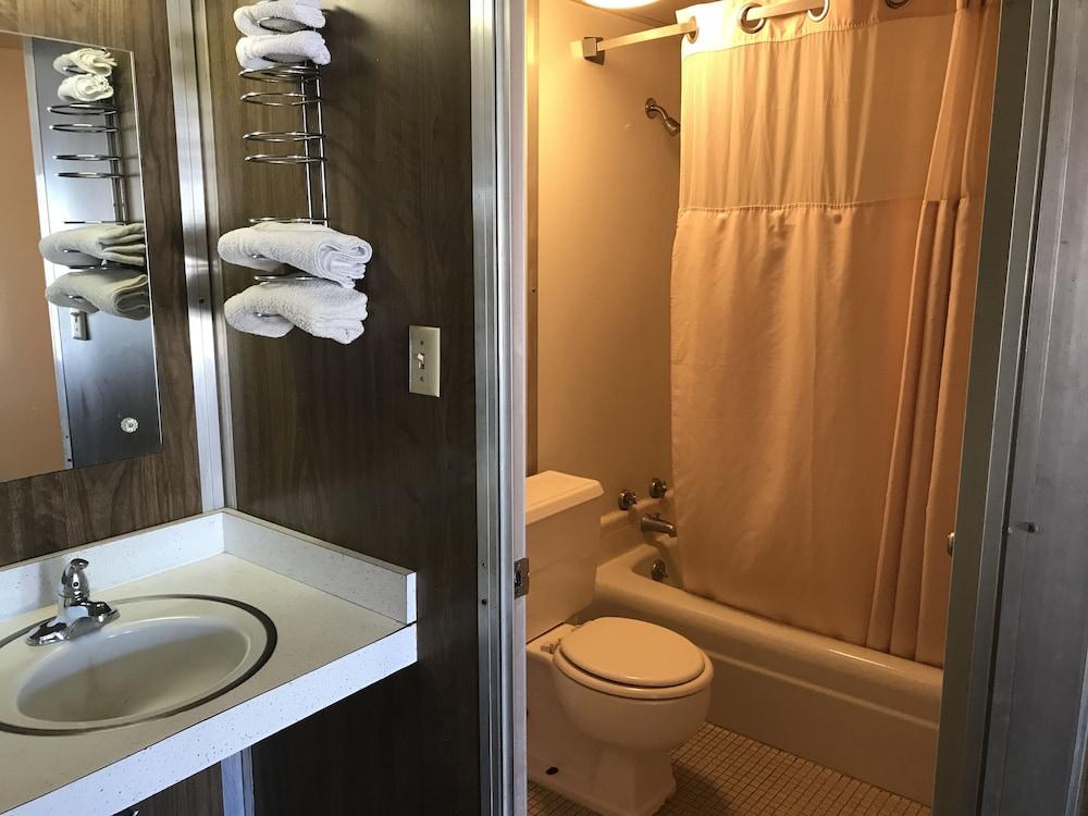 Budget Lakeview Inn photo 11