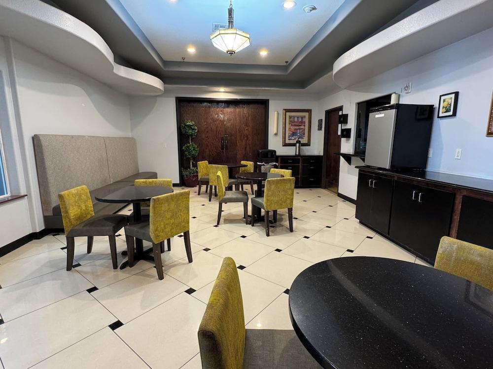 Robinson Inn and Suites photo 11