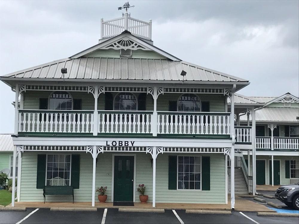 Deluxe Inn And Suites photo 3