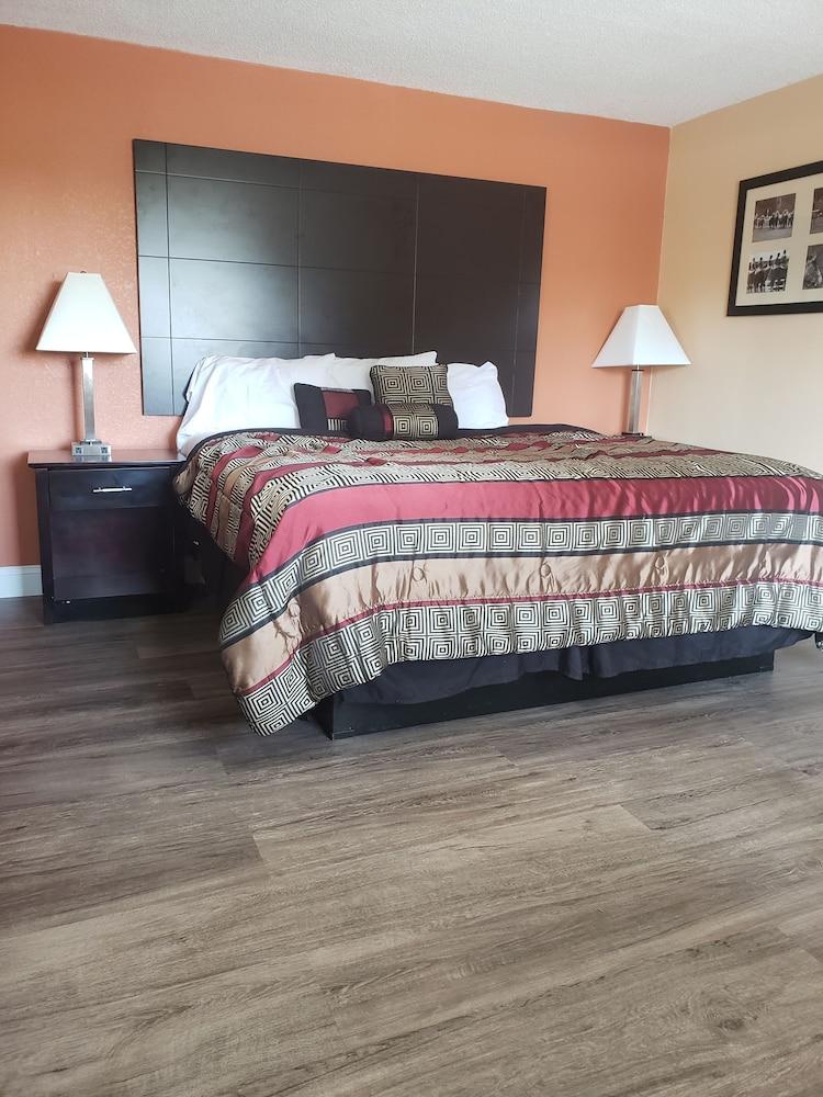 Four Season Motel photo 8