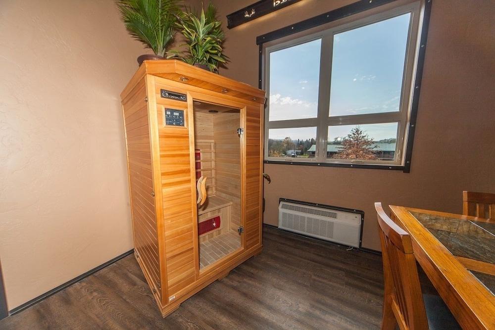 Log Cabin Lodge & Suites photo 43