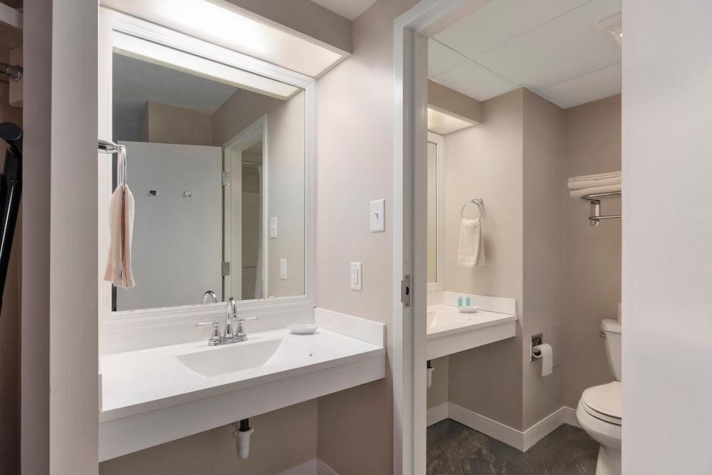 Fantastic Suite With King Bed and Beautiful Bay View! photo 7
