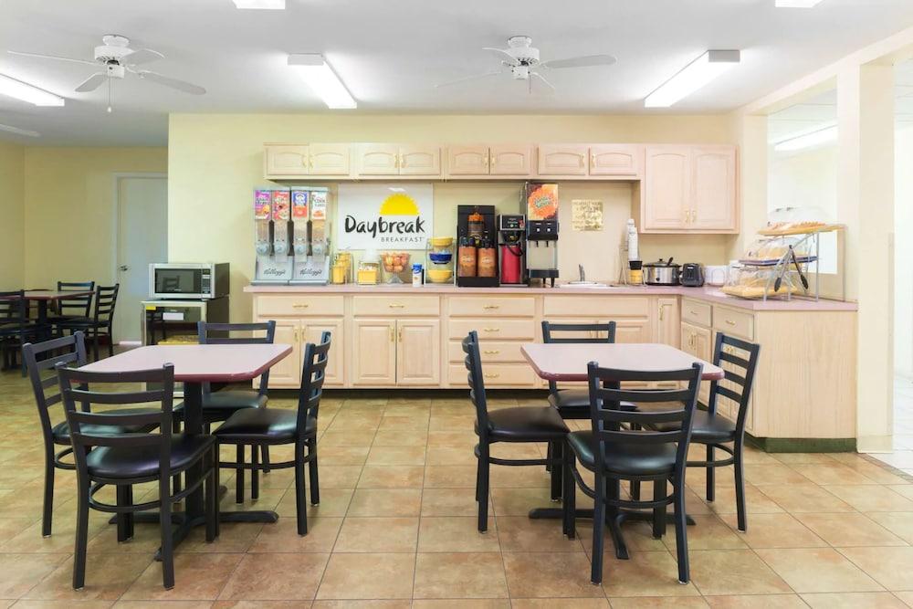 Days Inn by Wyndham Mount Vernon photo 29