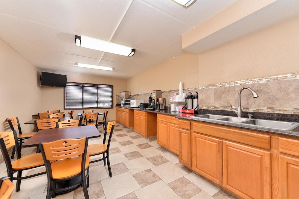 Americas Best Value Inn Clear Lake photo 8