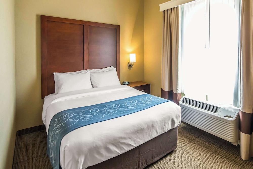 Comfort Suites Dodge City photo 37