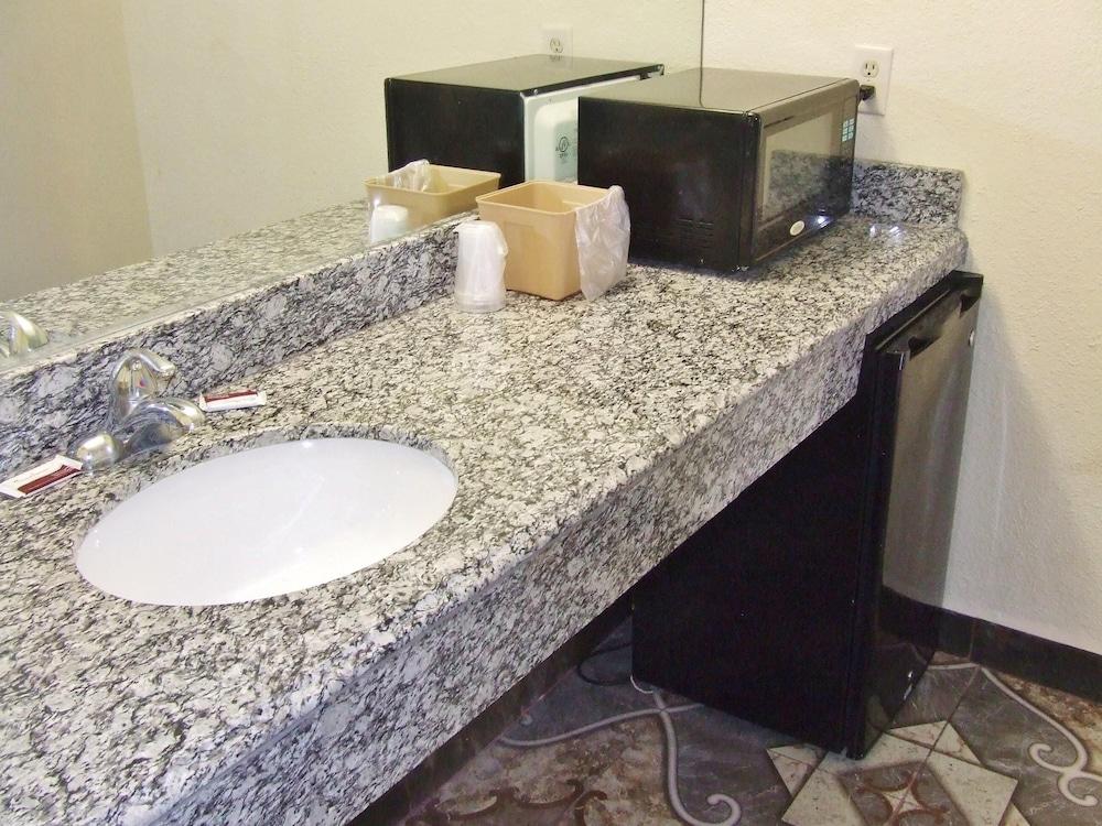 Americas Best Value Inn Beaumont, TX photo 18
